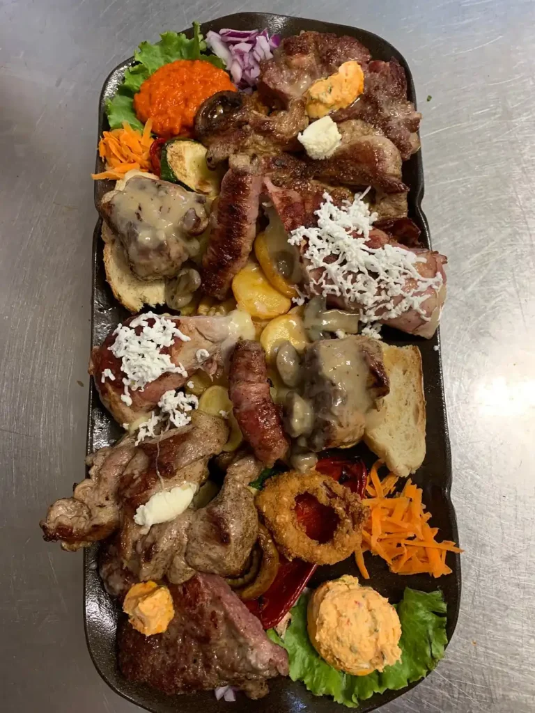 Gourmetplatte - gefülltes Hanger Steak, Schweinekoteletts, geräucherte, knochenlose Keule und Schulter, Rindfleischspieße, Lammleber im Speckmantel