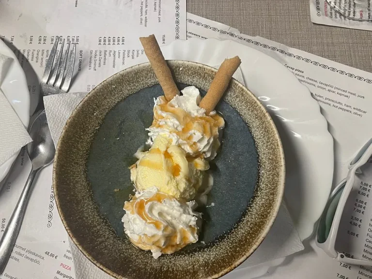 Vanilleeis mit Karamell-Topping