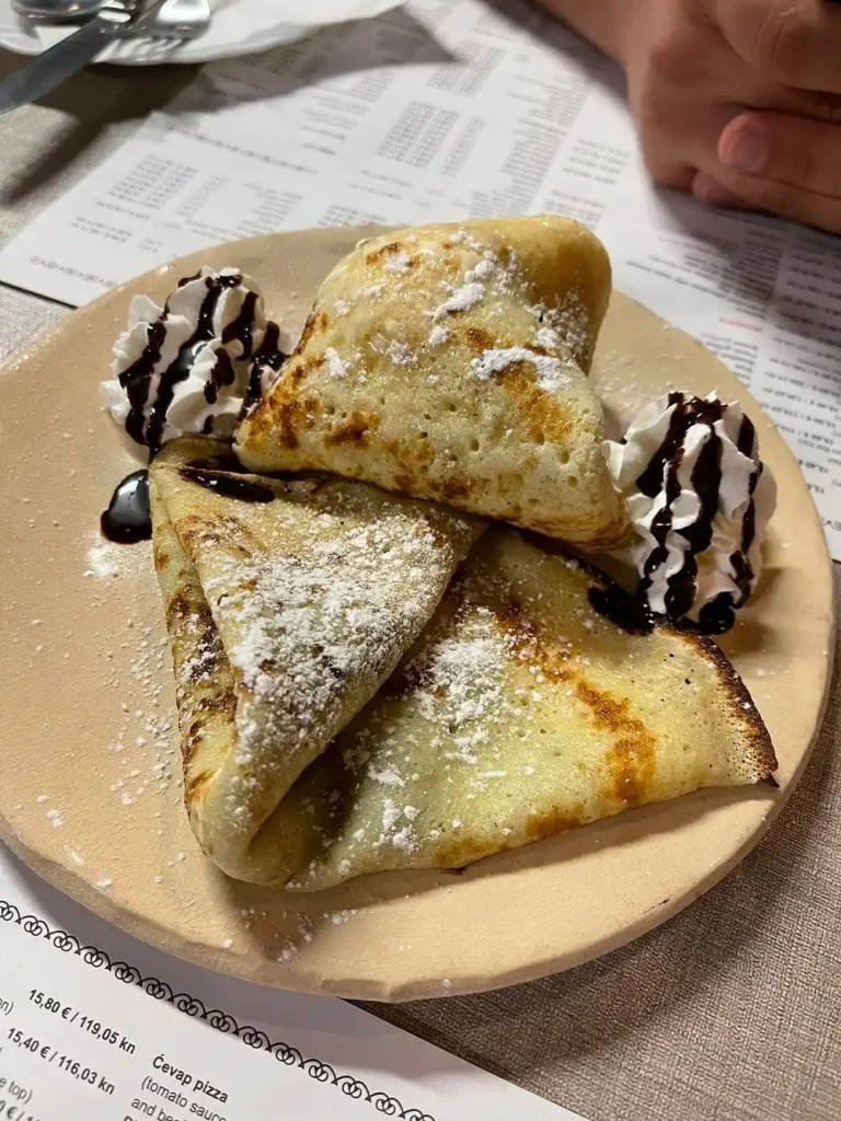 Vila-Pfannkuchen mit Nutella und zerbröselten Keksen