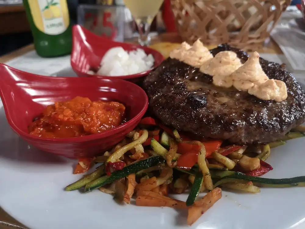 Lamm-Patty mit Beilage