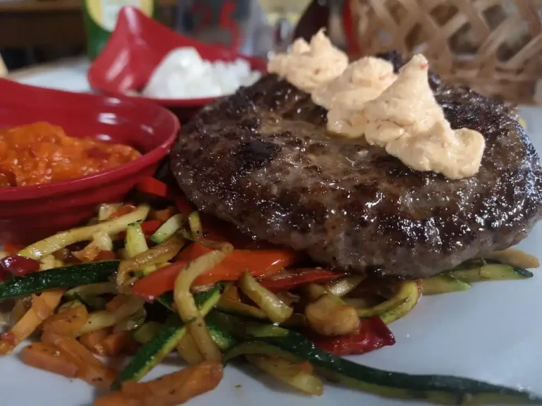 Lamm-Patty mit Beilage