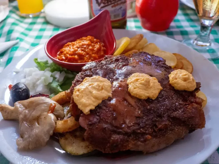Gefüllte Pljeskavitsa in Lammfell gewickelt