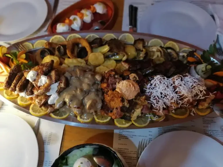 Gourmetplatte - gefülltes Hanger Steak, geräucherte, knochenlose Keule und Schulter, Schweinekotelett, Lammleber im Speckmantel, Rindfleischspieße