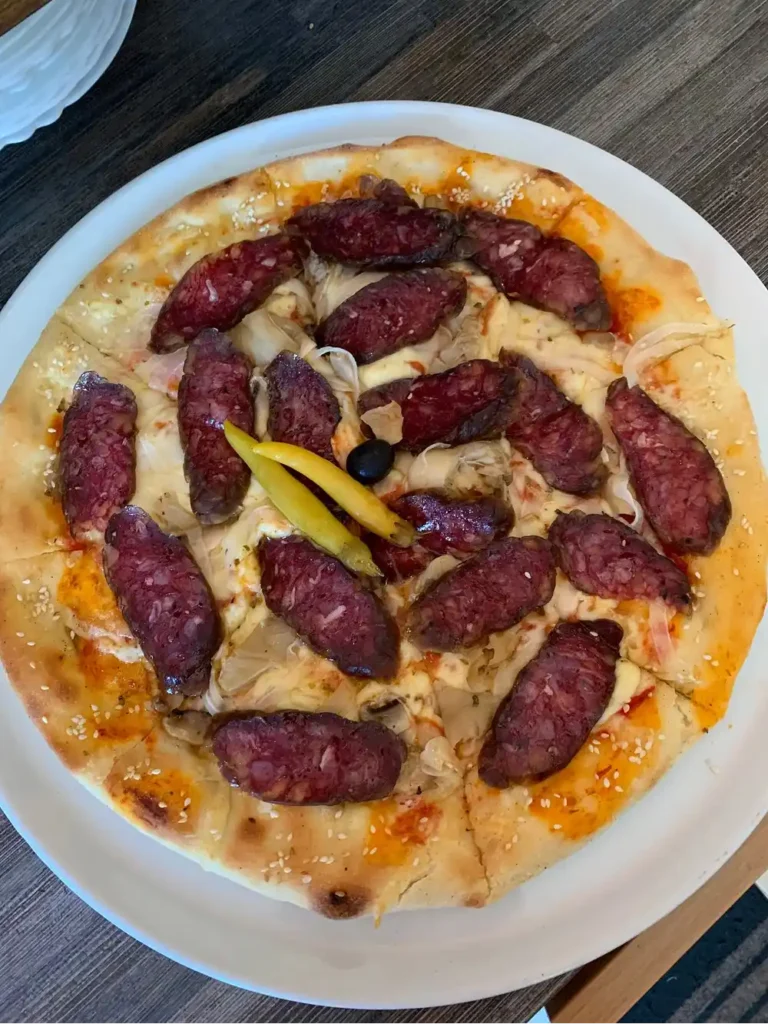 Jägerpizza mit Wildschweinwürstchen