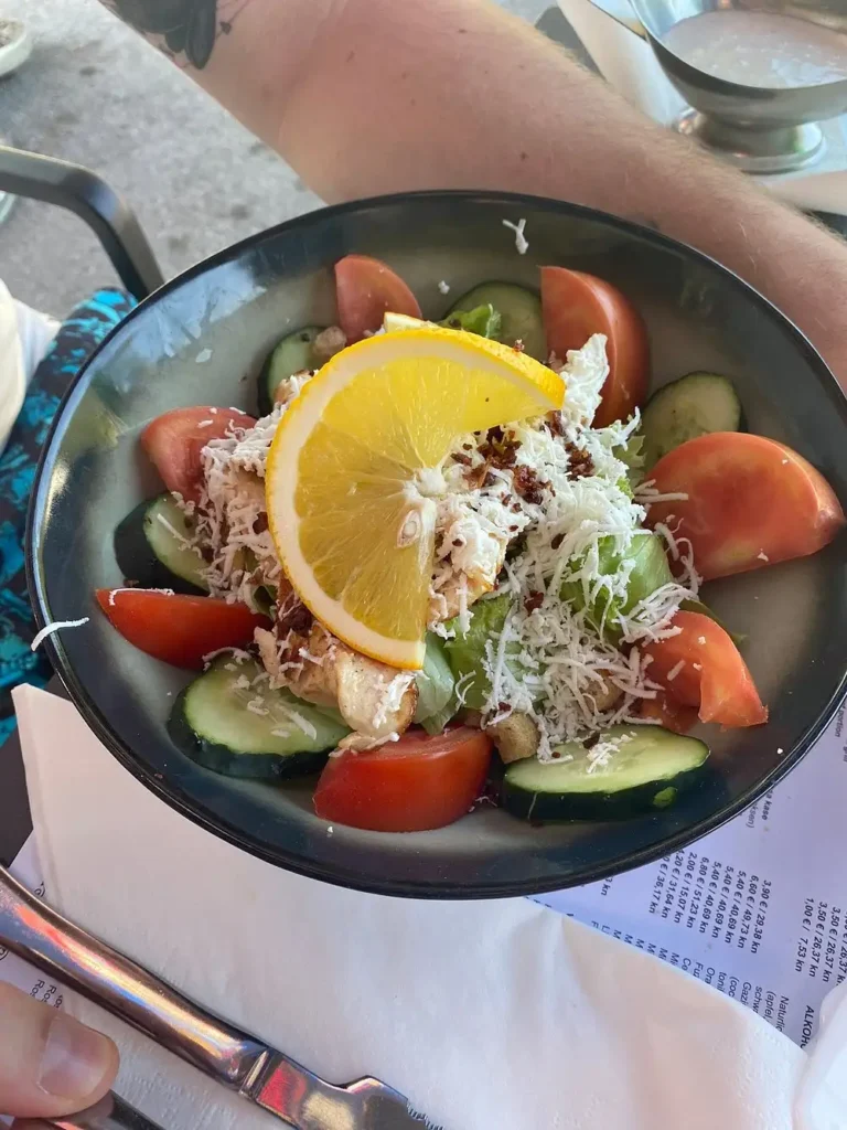 Warmer und kalter Salat mit Hähnchenbrust