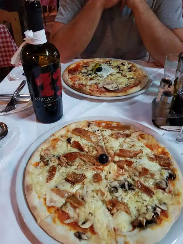 Pizza mit geräucherter Forelle und Pizza Vila
