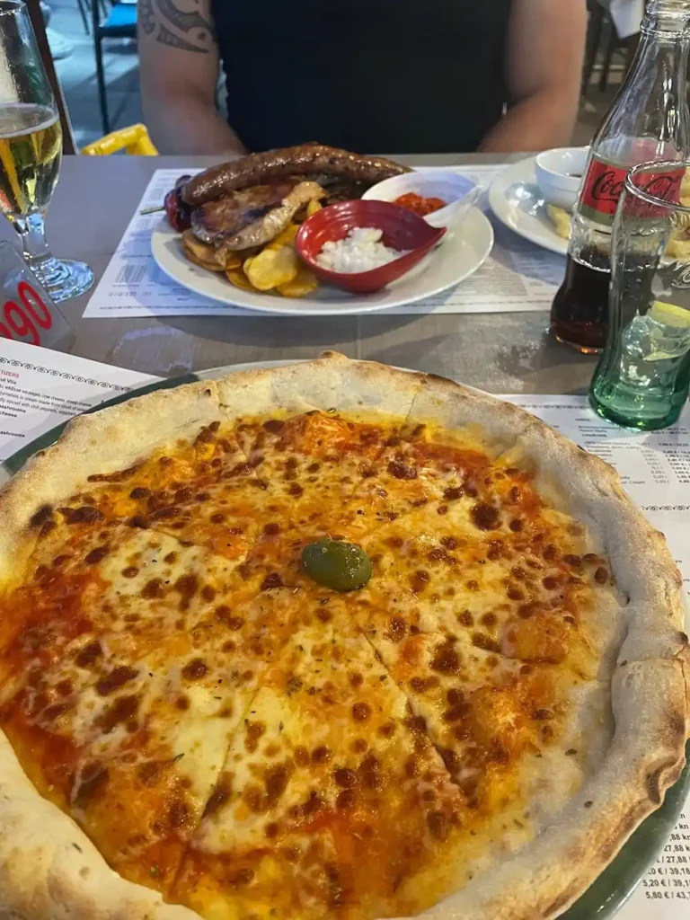 Pizza Margarita und gemischtes Fleisch