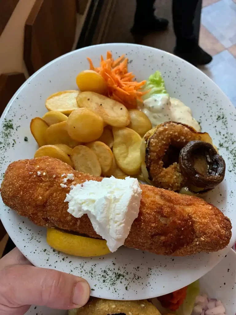 Vila Steak - paniertes Putenfilet gefüllt mit zwei Käsesorten und Schinken