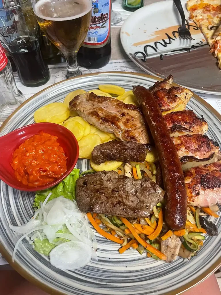 Gemischtes Fleisch - Hähnchenspieß im Speckmantel, geräucherte Hauswurst, Schweinekotelett, Lammleber und Rindfleischspieß