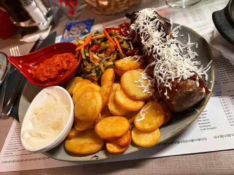 Schweinefilet gefüllt mit zwei Käsesorten und Schinken und im Speckmantel