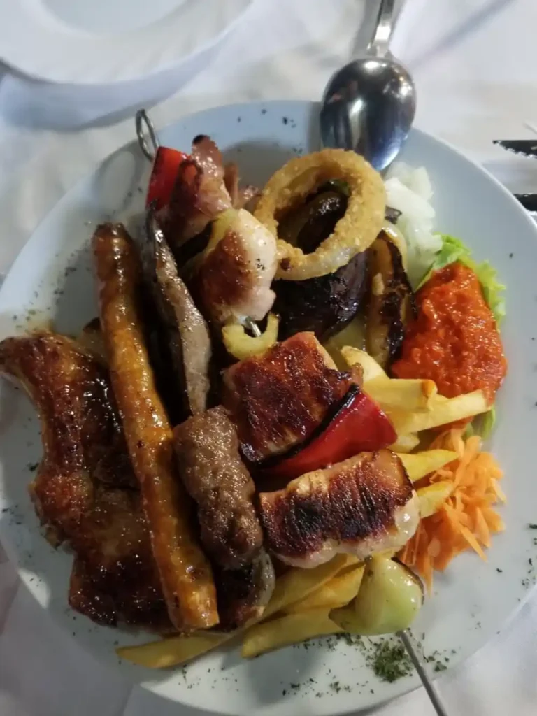 Gemischtes Fleisch - Hähnchenspieß im Speckmantel, geräucherte Hauswurst, Schweinekotelett, Lammleber und Rindfleischspieß