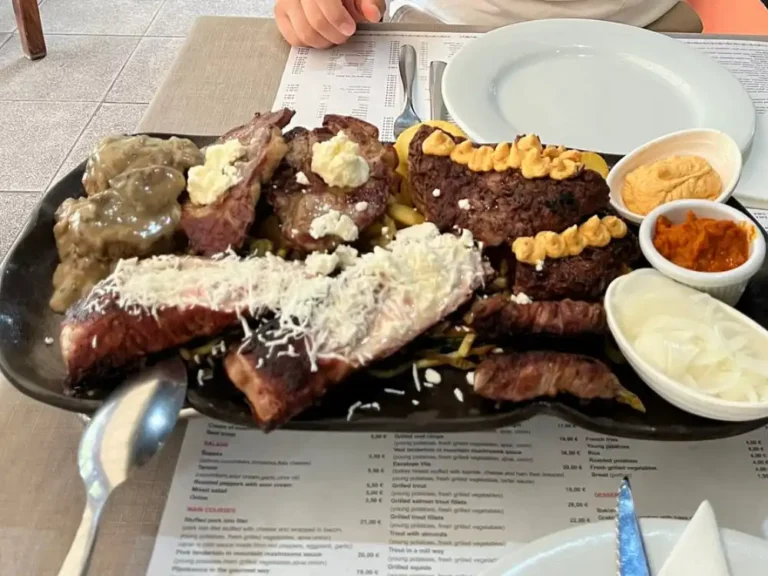 Gourmetplatte - gefülltes Hanger Steak, Schweinekoteletts, geräucherte, knochenlose Keule und Schulter, Rindfleischspieße, Lammleber im Speckmantel