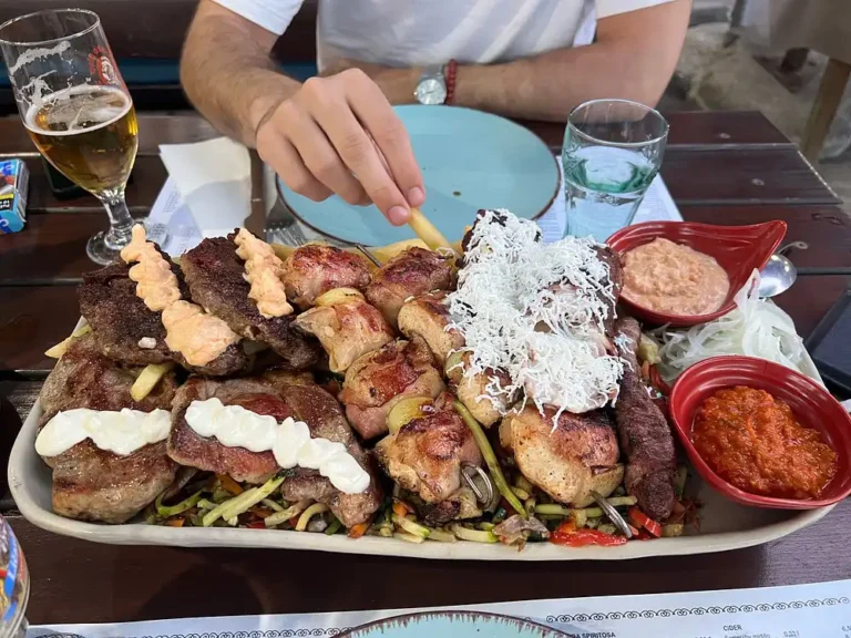 Gourmetplatte - gefülltes Hanger Steak, Schweinekoteletts, geräucherte, knochenlose Keule und Schulter, Rindfleischspieße, Lammleber im Speckmantel
