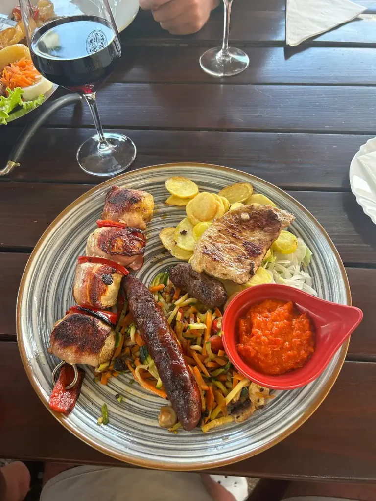 Gemischtes Fleisch - Hähnchenspieß im Speckmantel, geräucherte Hauswurst, Schweinekotelett, Lammleber und Rindfleischspieß