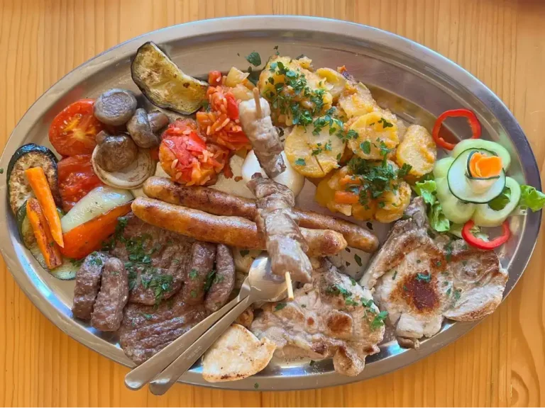 Gemischtes Fleisch für zwei Personen - Hähnchenspieße, Lammleber, Schweinekoteletts, Rindfleischspieße und hausgemachte geräucherte Würstchen