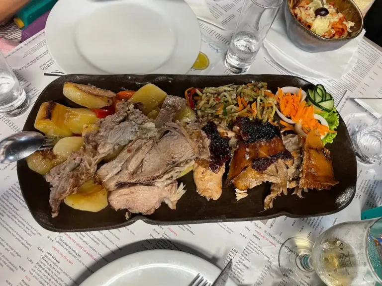 Spieß- und Peka-Platte für zwei Personen - Spanferkel vom Spieß, Lamm vom Spieß und Kalbfleisch unter Peka