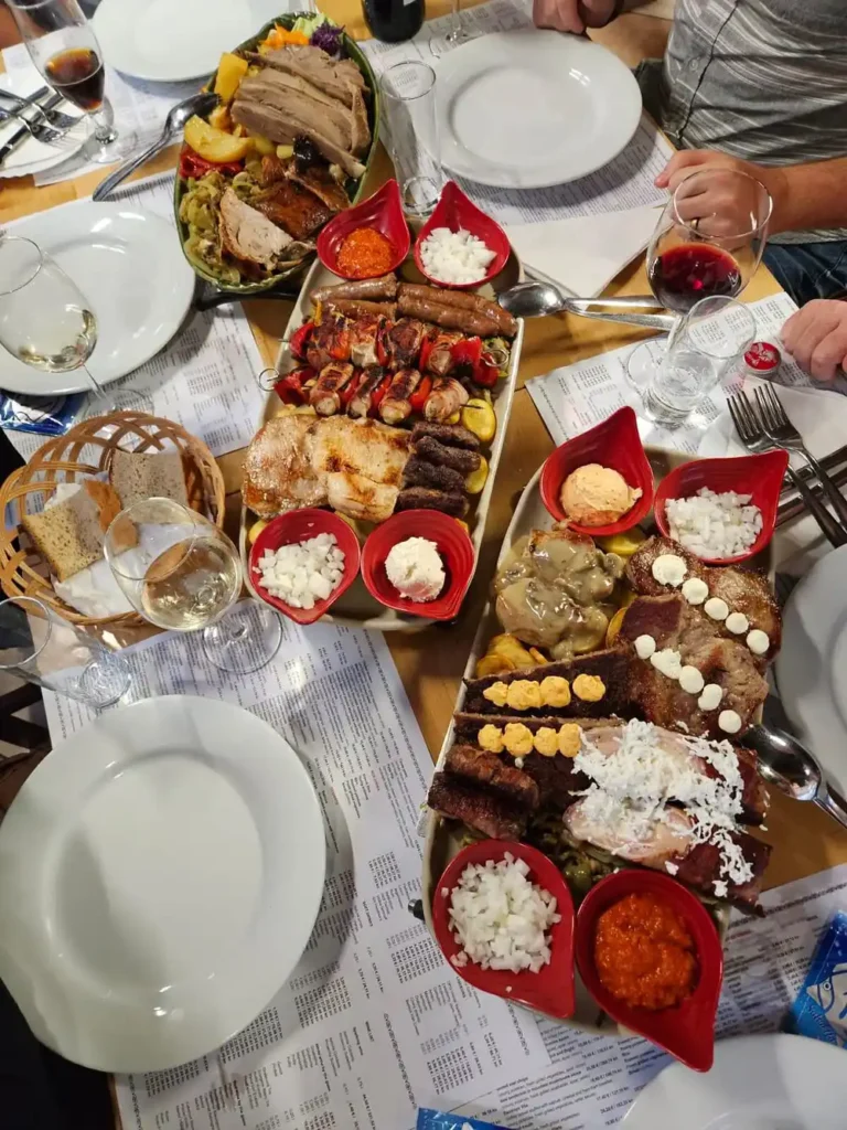 Gourmetplatte – gefülltes Nierenzapfensteak, Schweinekoteletts, geräucherte, knochenlose Keule und Schulter, Rinderspieße, Lammleber im Speckmantel / Gemischtes Fleisch – Hähnchenspieß im Speckmantel, geräucherte Hauswurst, Schweinekotelett, Lammleber und Rinderspieße / Spieß- und Bratenplatte für zwei – Spanferkel vom Spieß, Lamm vom Spieß und Kalbfleisch unter Braten