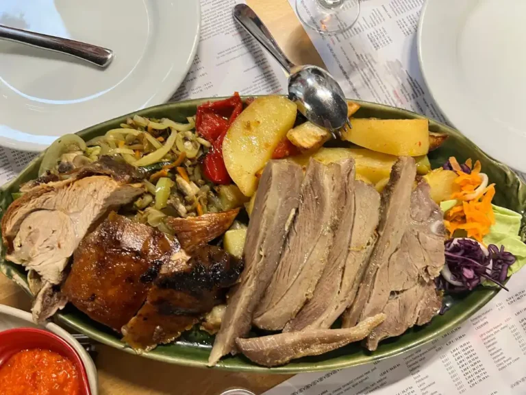 Spieß- und Peka-Platte für zwei Personen - Spanferkel vom Spieß, Lamm vom Spieß und Kalbfleisch unter Peka