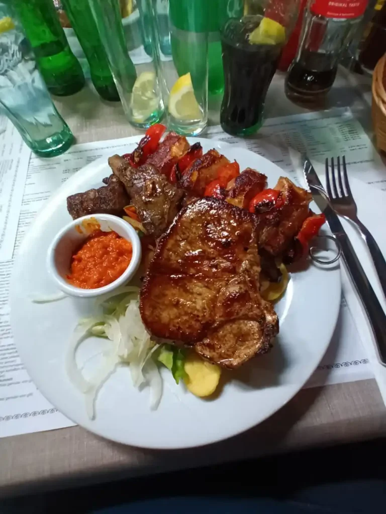 Gemischtes Fleisch - Hähnchenspieß im Speckmantel, geräucherte Hauswurst, Schweinekotelett, Lammleber und Rindfleischspieß