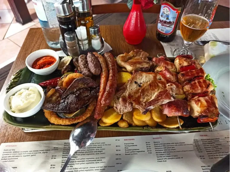 Gemischtes Fleisch für zwei Personen - Hähnchenspieße, Lammleber, Schweinekoteletts, Rindfleischspieße und hausgemachte geräucherte Würstchen