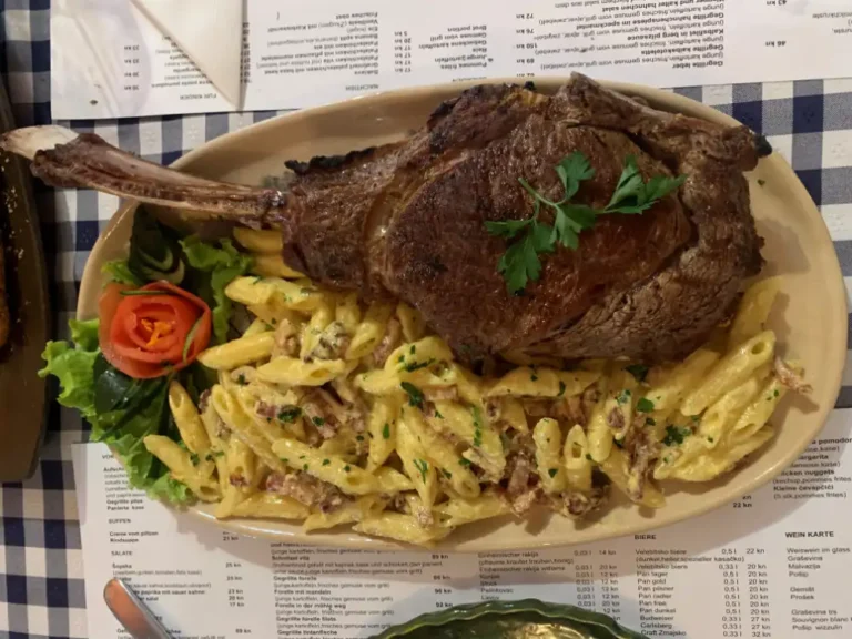 Gegrilltes Tomahawk-Steak