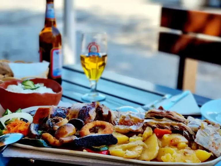 Spieß- und Peka-Platte für zwei Personen - Spanferkel vom Spieß, Lamm vom Spieß und Kalbfleisch unter Peka