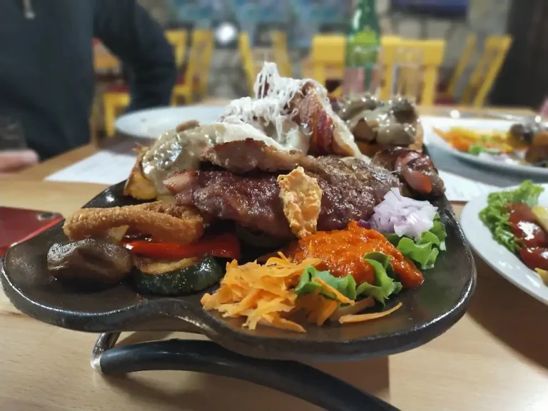 Gourmetplatte - gefülltes Hanger Steak, Schweinekoteletts, geräucherte, knochenlose Keule und Schulter, Rindfleischspieße, Lammleber im Speckmantel