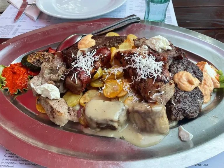 Gourmetplatte - gefülltes Hanger Steak, Schweinekoteletts, geräucherte, knochenlose Keule und Schulter, Rindfleischspieße, Lammleber im Speckmantel