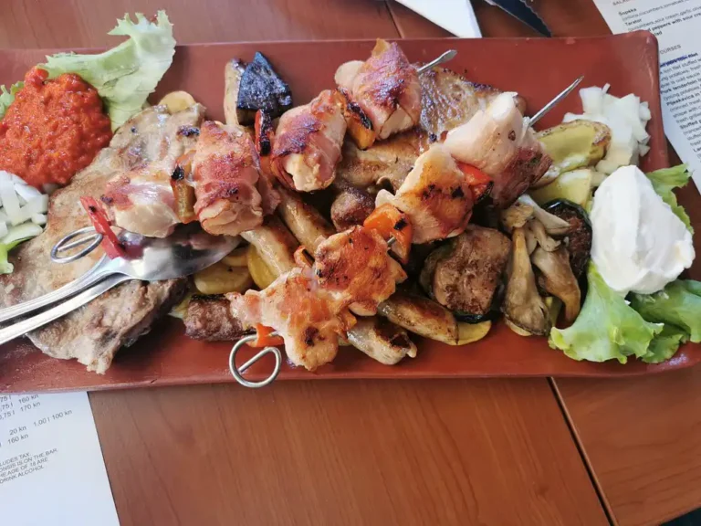 Gemischtes Fleisch für zwei Personen - Hähnchenspieße, Lammleber, Schweinekoteletts, Rindfleischspieße und hausgemachte geräucherte Würstchen