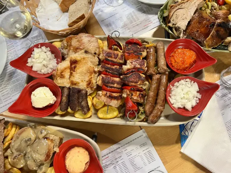 Gemischtes Fleisch für zwei Personen - Hähnchenspieße, Lammleber, Schweinekoteletts, Rindfleischspieße und hausgemachte geräucherte Würstchen