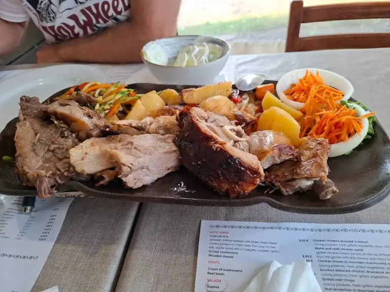 Spieß- und Peka-Platte für zwei Personen - Spanferkel vom Spieß, Lamm vom Spieß und Kalbfleisch unter Peka