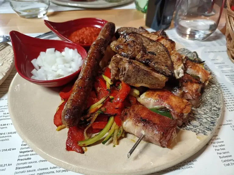 Gemischtes Grillfleisch - Hähnchenspieß im Speckmantel, Lammleber, Schweinekotelett, hausgemachte Räucherwurst und Rindfleischspieß