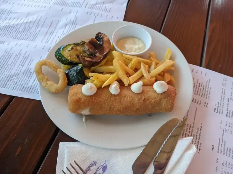 Vila Steak - paniertes Putenfilet gefüllt mit zwei Käsesorten und Schinken