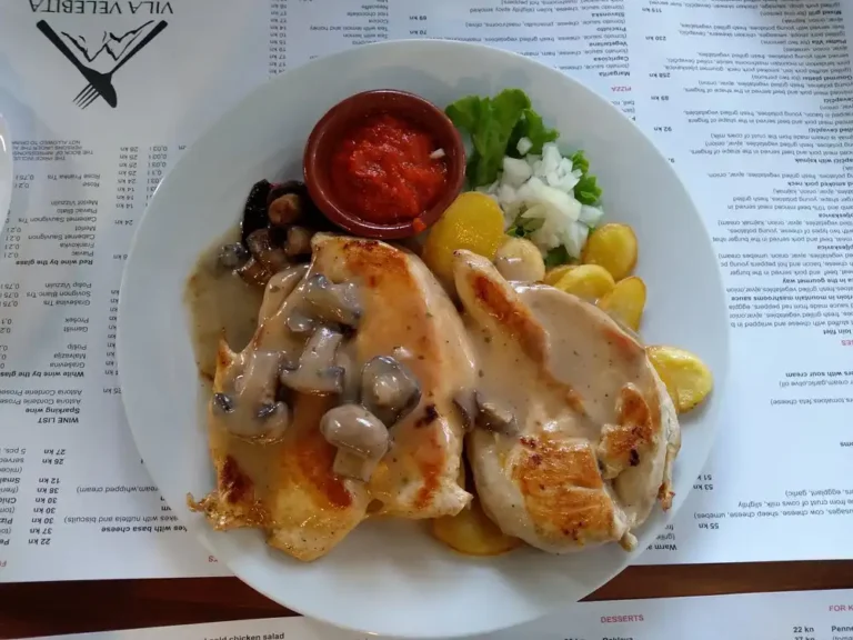 Hähnchenfilet in Bergpilzsauce mit Beilage