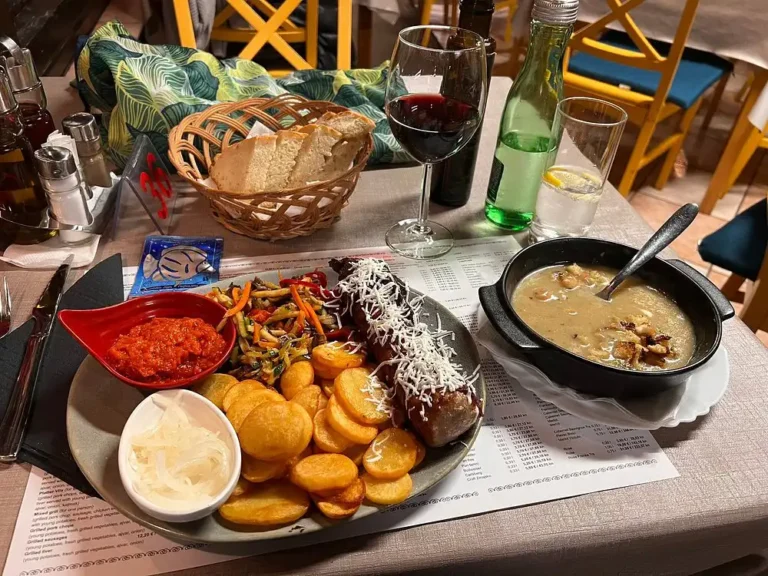 Pilzsuppe und gefülltes Hanger Steak mit Beilage