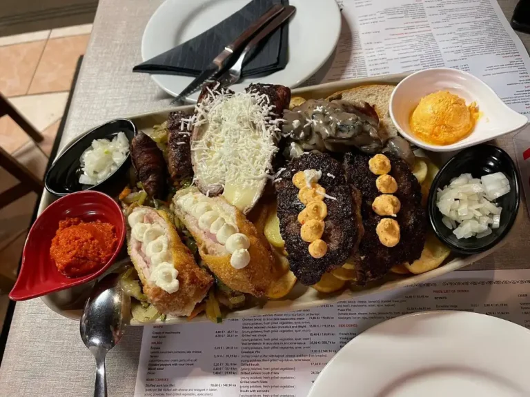 Gourmetplatte - gefülltes Hanger Steak, Schweinekoteletts, geräucherte, knochenlose Keule und Schulter, Rindfleischspieße, Lammleber im Speckmantel