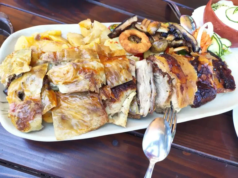 Spieß- und Peka-Platte für zwei Personen - Spanferkel vom Spieß, Lamm vom Spieß und Kalbfleisch unter Peka