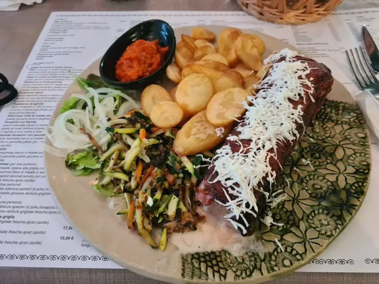 Schweinefilet gefüllt mit zwei Käsesorten und Schinken, im Speckmantel