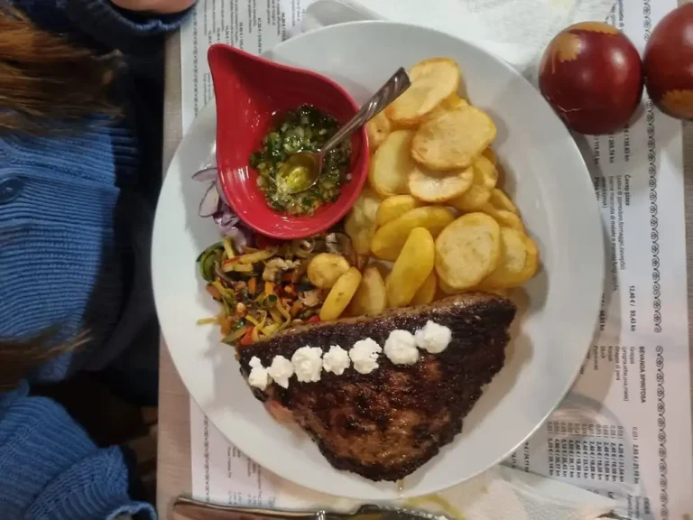 Gefüllte Pljeskavitsa in Feldsalat gewickelt