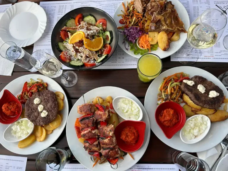 Lammburger, Hähnchenspieße im Speckmantel, Lamm am Spieß, warmer und kalter Salat mit Hähnchenfilet