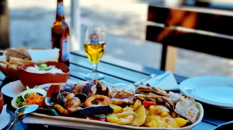 Spieß- und Peka-Platte für zwei Personen - Spanferkel vom Spieß, Lamm vom Spieß und Kalbfleisch unter Peka