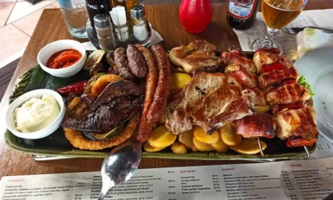 Gemischtes Fleisch für zwei Personen - Hähnchenspieße, Lammleber, Schweinekoteletts, Rindfleischspieße und hausgemachte geräucherte Würstchen