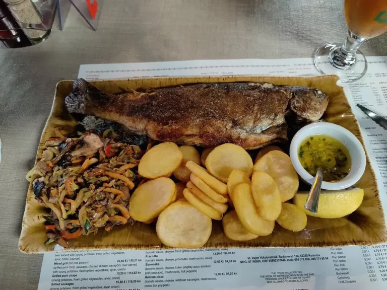 Trout in corn flour with side dish_3